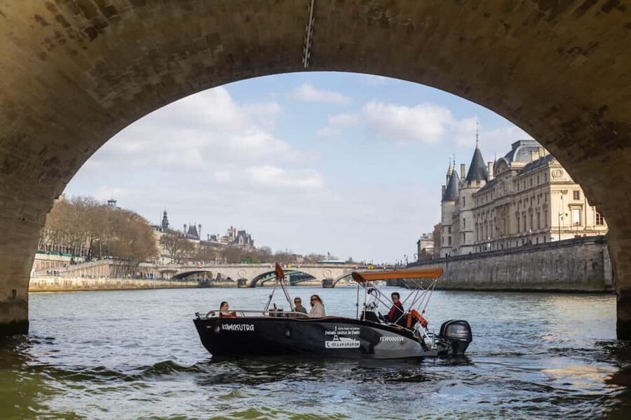 Paris: Seine River Private Cruise - What the family guides add