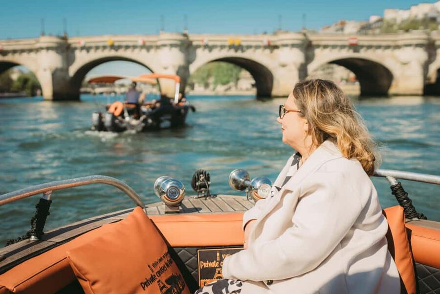 Paris: Seine River Private Cruise - Food, music, and the best time to go