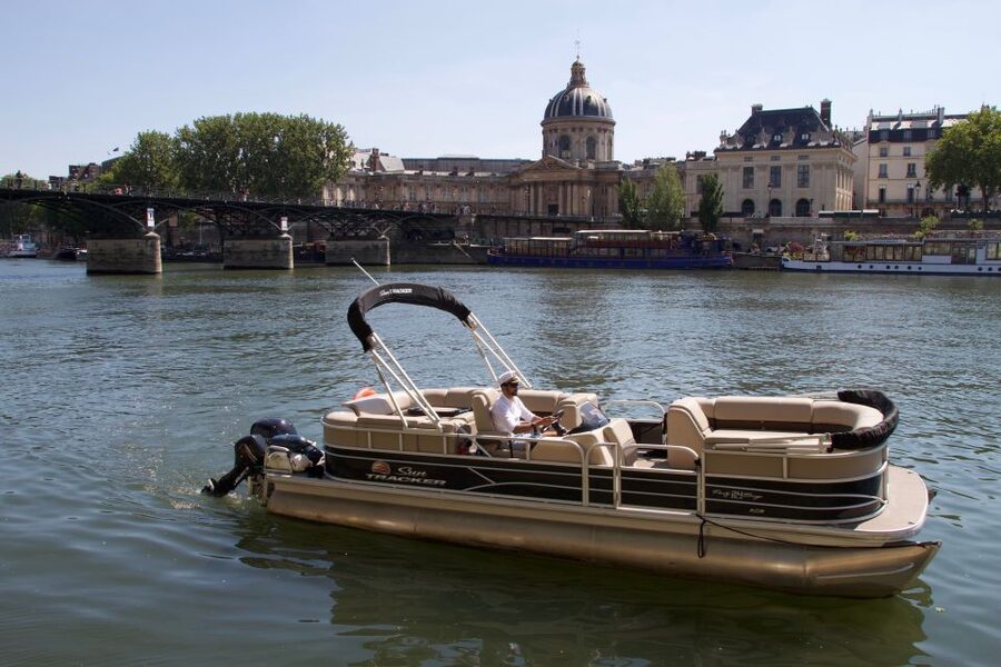 Paris: Seine River Private Guided Pontoon Boat Cruise - What the two-hour route shows you