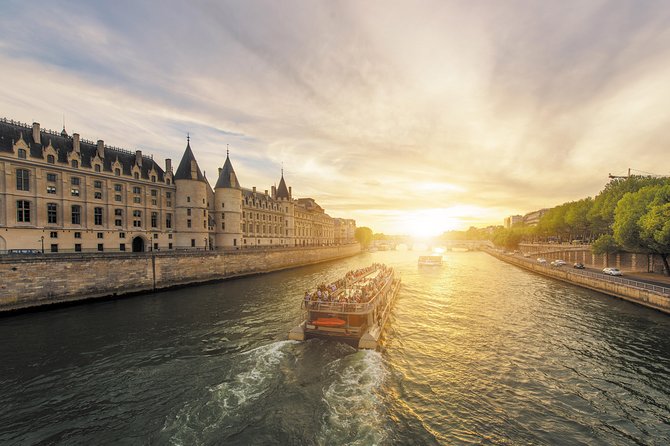 Paris Seine River Sightseeing Cruise with Commentary by Bateaux Parisiens - Pont Neuf, Notre-Dame, and the islands