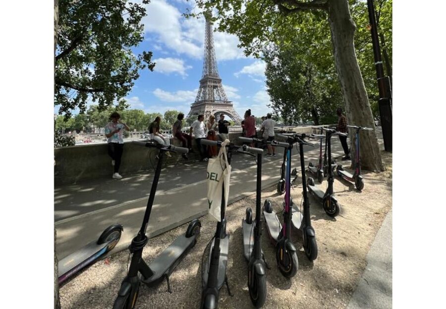 Paris: Small-Group E-Scooter Tour with a Local Guide - Key points at a glance