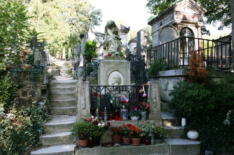 Paris: Stories of Père Lachaise Cemetery Walking Tour - Why Père Lachaise works best with a guide