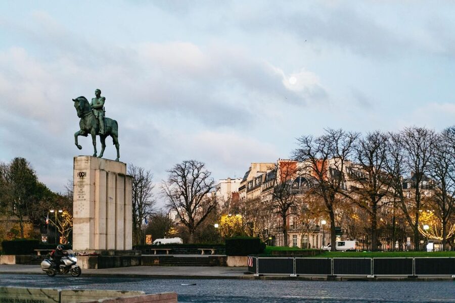Paris: Sunrise Running and Sightseeing Group Tour - What the guide adds to the run