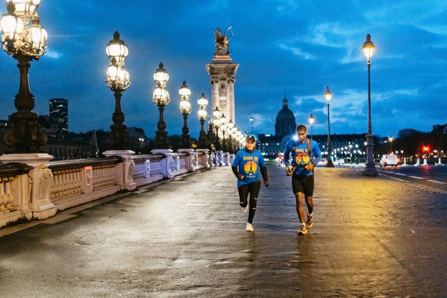 Paris: Sunrise Running and Sightseeing Group Tour - Crossing Paris by Pont Neuf and Pont des Arts