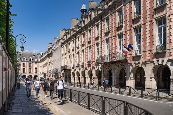 Paris Uncovered: Unique Guided Walking Tours with a Twist - Street art with a local artist