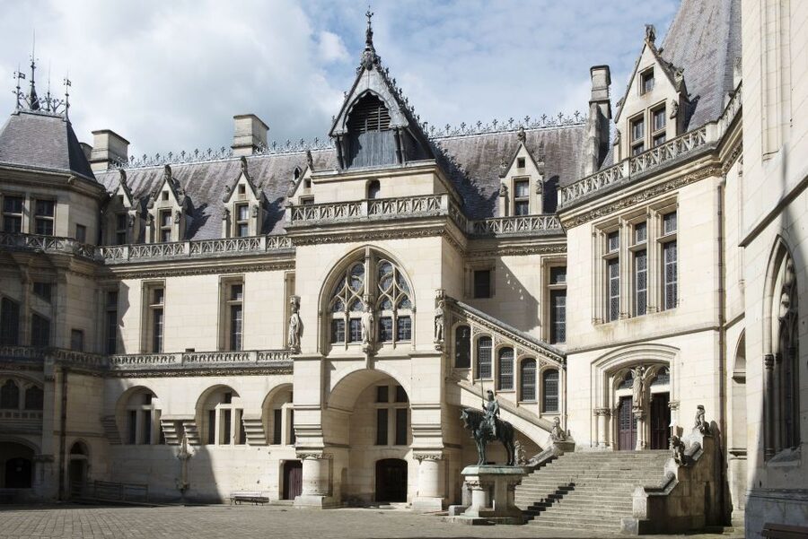 Pierrefonds: Château de Pierrefonds Entrance Ticket - Entering through the courtyard