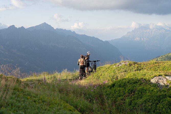 Point of view on the glaciers of Chamonix by electric mountain bike - How the named valley points fit together