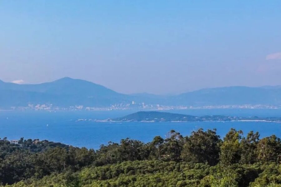 Porticcio: Coastal Train Ticket with Audio Guide & Tastings - What the French audio guide adds