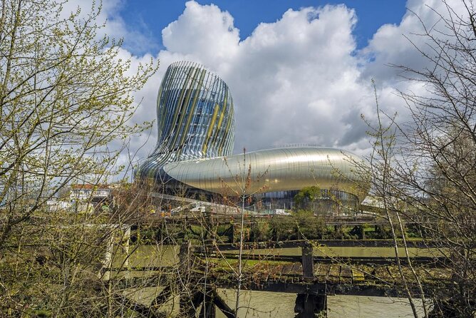 Prestige Commented Cruise glass of wine and Canelé in Bordeaux - What makes this Bordeaux cruise worth considering