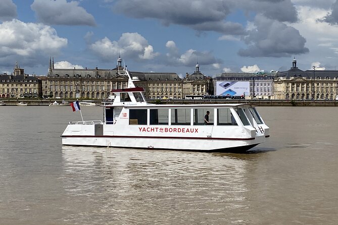 Prestige Commented Cruise glass of wine and Canelé in Bordeaux - Meeting point and timing advice
