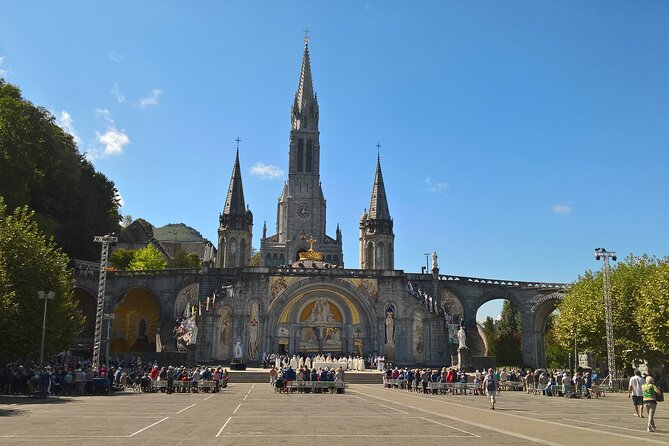 Private guided tours of Lourdes / Walking tour - The sanctuary and the underground Basilica of St. Pius X
