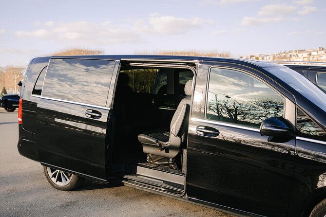 Private Transfers in Paris - Meeting your driver after a flight