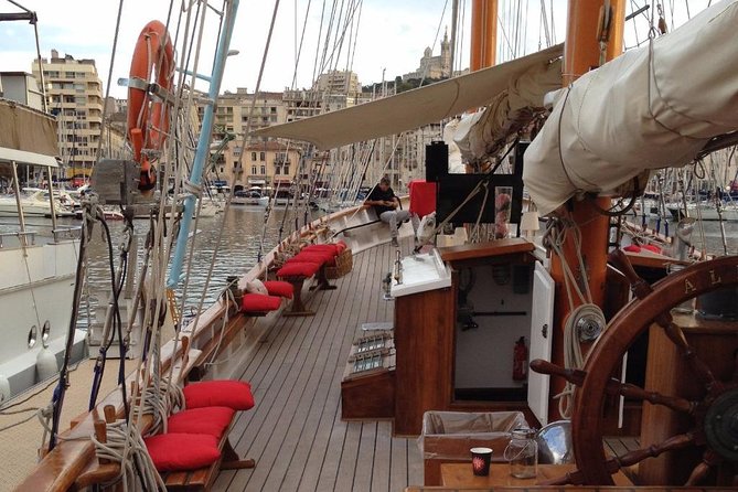 Sailing day in the heart of the Calanques - Food, swimming, and life aboard