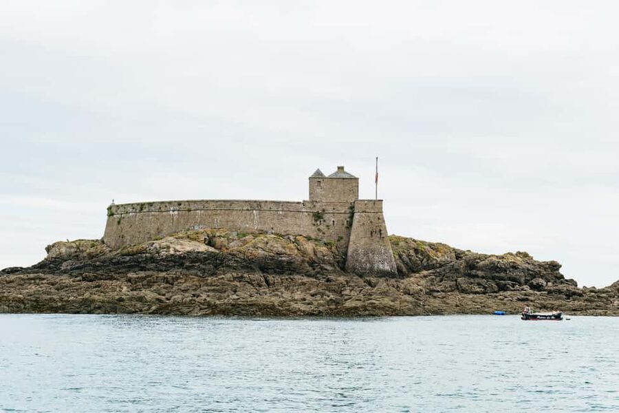 Saint-Malo: Guided Boat Tour with Local Captain - The 90-Minute Route: A Fuller Look at Alet and the Forts