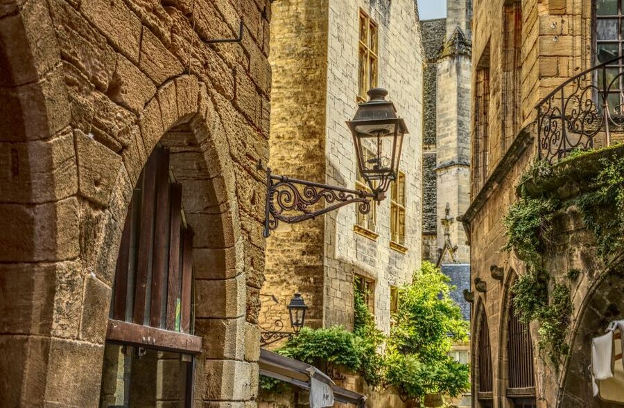 Sarlat Gourmet Tour & Market Visit with Tastings - The second stop: duck, wine, and walnut notes