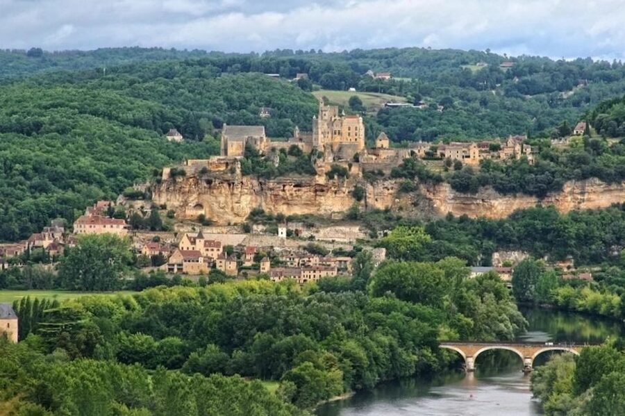 Sarlat: Private Tour to the Dordogne Valley - La Roque-Gageac between cliff and river