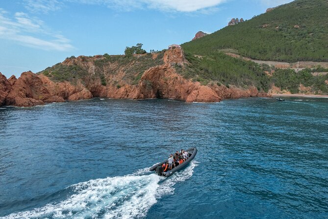 Sea excursion - Estérel Massif by boat - Théoule-sur-Mer and the homes built into the cliffs