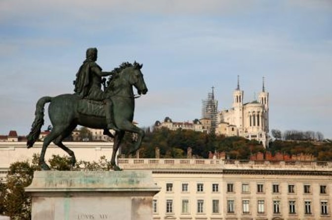 Segway - Ride along the rivers 1h30 - Place Bellecour and the Louis XIV legend