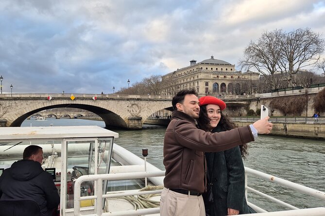 Seine River Sightseeing Guided Cruise by Vedettes du Pont Neuf - Finding the boat at Pont Neuf