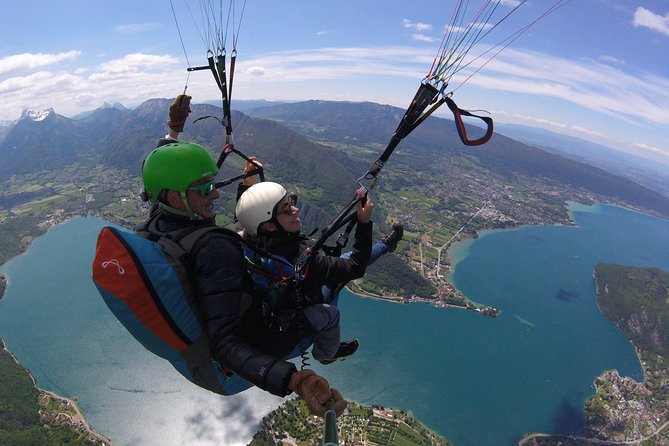 Sensation paragliding flight over the magnificent Lake Annecy - Adding the acrobatics for a stronger rush