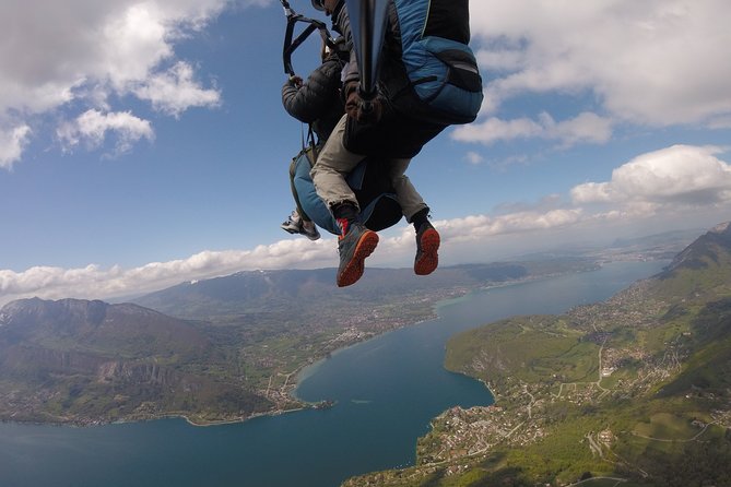 Sensation paragliding flight over the magnificent Lake Annecy - Landing and the length of the experience