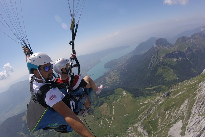 Sensation paragliding flight over the magnificent Lake Annecy - The calm flight above Lake Annecy