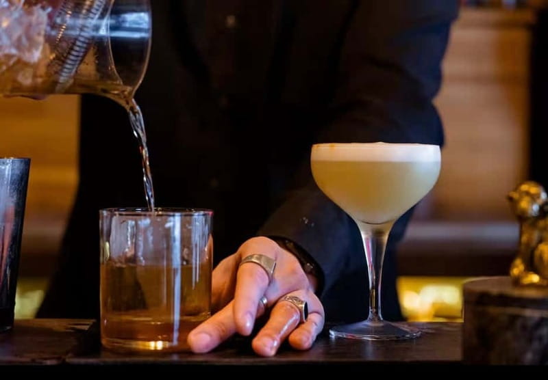 Solo travelers Meetup:A cultural stroll,Drinks & socializing - A Paris night that puts people first