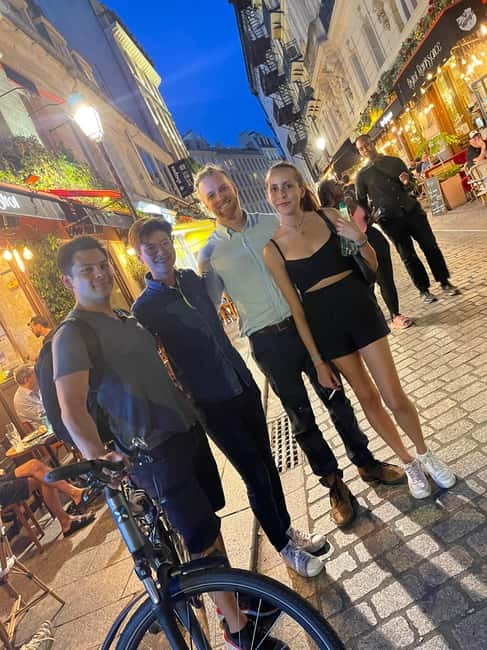 Solo travelers Meetup:A cultural stroll,Drinks & socializing - What the $23 price really buys