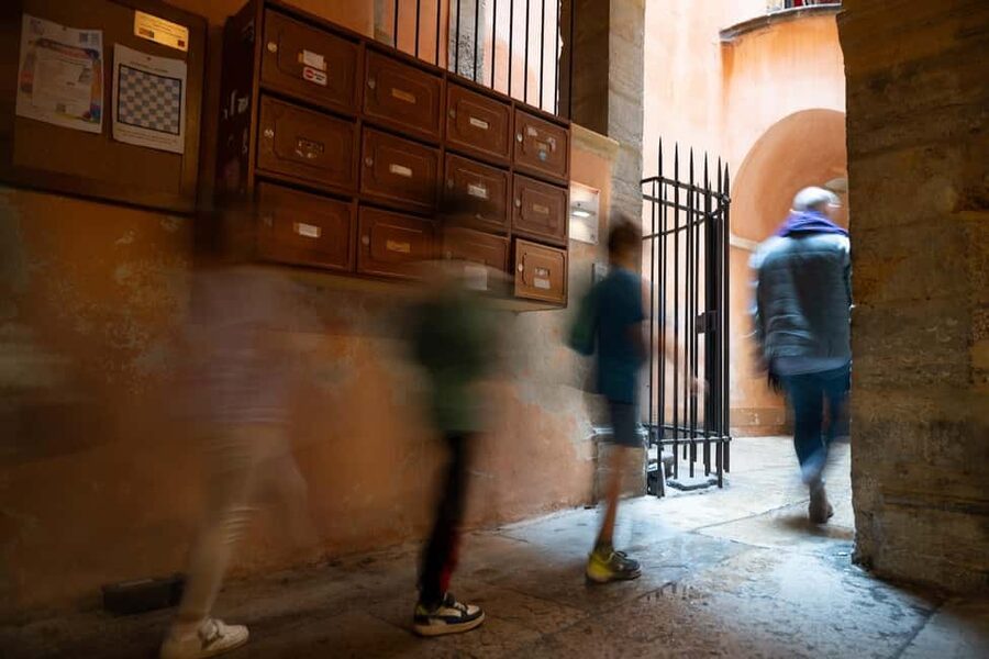 Storytelling tour of the Vieux-Lyon for children in French - The traboules become part of the adventure