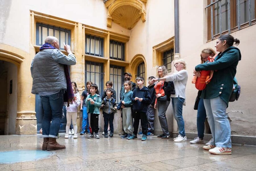 Storytelling tour of the Vieux-Lyon for children in French - Ninety minutes is the right family length