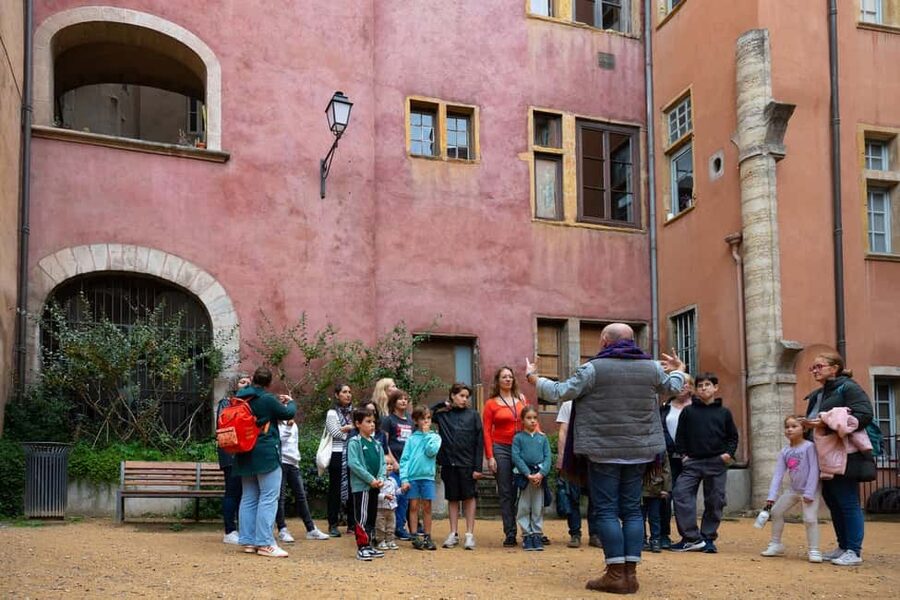 Storytelling tour of the Vieux-Lyon for children in French - Following the actor through Vieux-Lyon