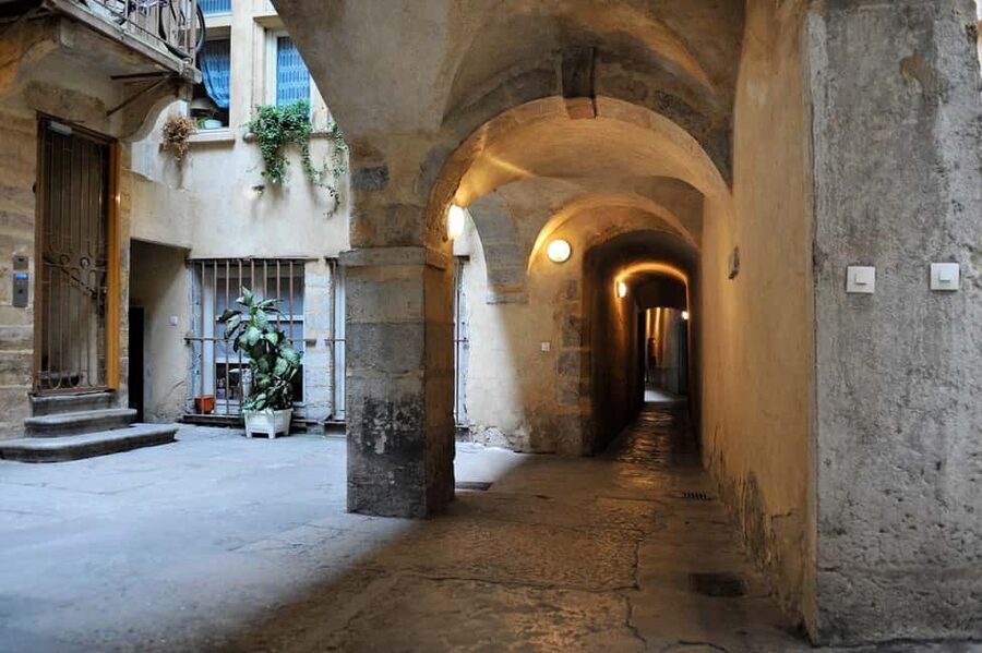 Storytelling tour of the Vieux-Lyon in French - Why a fictional printer is the guide to Renaissance Lyon