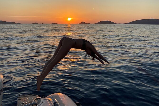 Sunset boat cruise with Aperitif at the Sanguinary Islands - Physical access and the boat step
