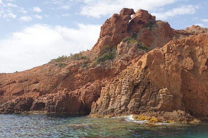 tailor-made and private sea trip - Red cliffs, turquoise coves, and a guided coastal view