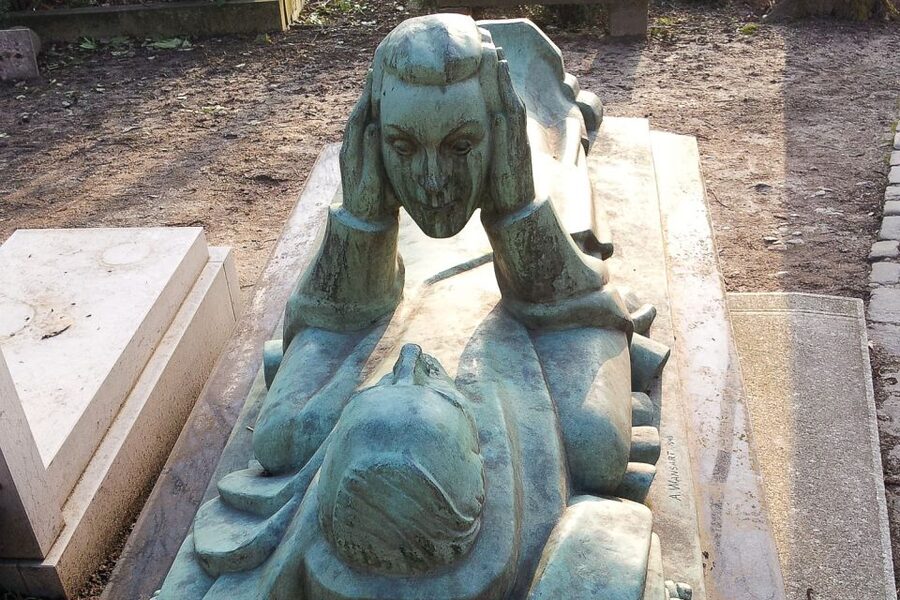 The Père Lachaise Cemetery: Guided 2-Hour Small-Group Tour - Key points at a glance