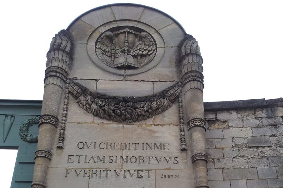 The Père Lachaise Cemetery: Guided 2-Hour Small-Group Tour - Architecture, sculpture, and the people behind the stone