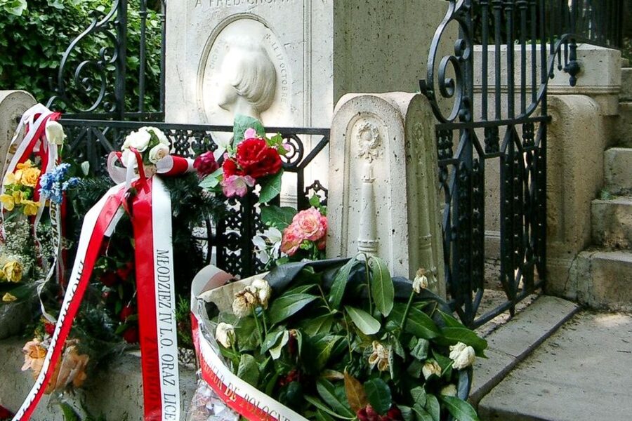 The Père Lachaise Cemetery: Guided 2-Hour Small-Group Tour - What two hours can realistically cover
