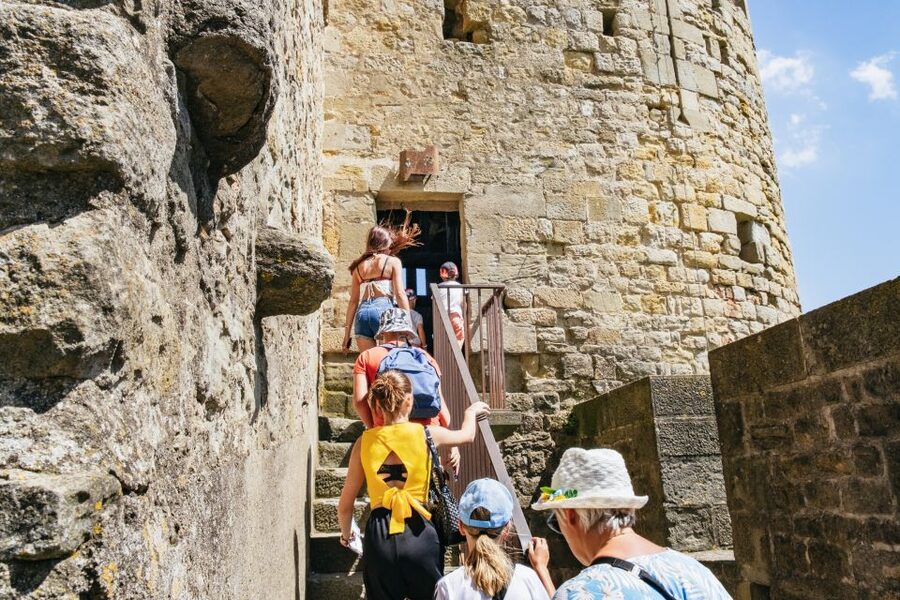 Toulouse: Carcassonne Day Trip by Coach with Audioguide - Lunch, shopping, and the long afternoon
