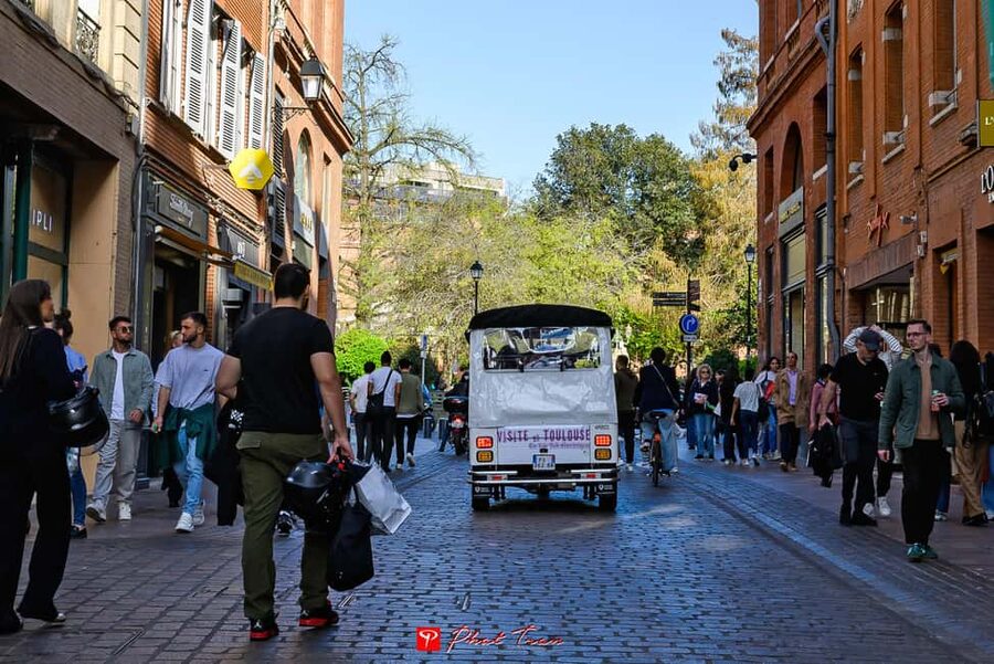 Toulouse: Electric Tuk-Tuk Tour with Photo Stops and Audio - Is $82 good value for four people?
