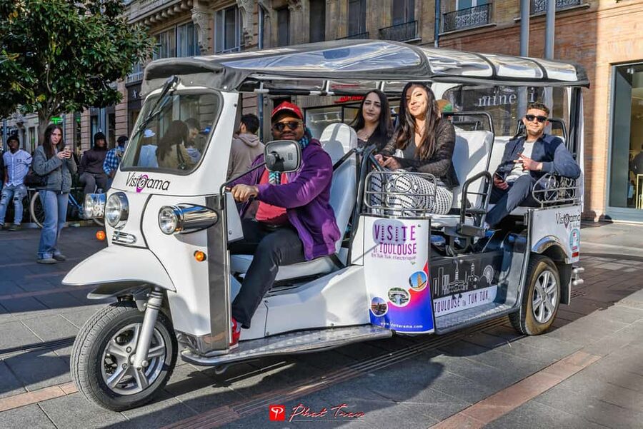 Toulouse: Electric Tuk-Tuk Tour with Photo Stops and Audio - Why an electric tuk-tuk works well in Toulouse