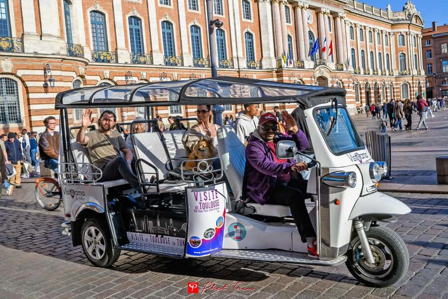 Toulouse: Electric Tuk-Tuk Tour with Photo Stops and Audio - The Capitole and Toulouse’s grand center