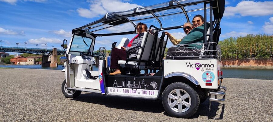 Toulouse: Electric Tuk-Tuk Tour with Photo Stops and Audio - Photo stops and the pace of the ride