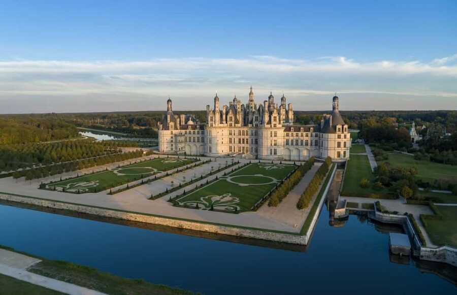 Tours/Amboise: Chambord, Chenonceau Day Trip & Wine Tasting - Two Loire Valley castles, one very full day