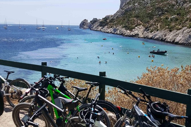 Ultimate Calanques Panoramic e-bike Ride – 3h (Small Group) - Riding through Marseille before the park
