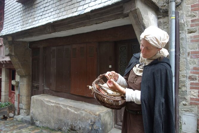 Unusual guided tour of Dinan immersed in the Middle Ages - How the historical tools change the walk