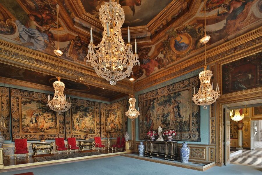 Vaux le Vicomte Chateau Entry Ticket and Chateaubus Transfer - Carriage museum, food, and optional extras