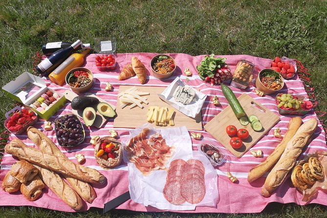 Versailles Bike Tour with Market, Gardens & Guided Palace Tour - Picnicking beside the Grand Canal