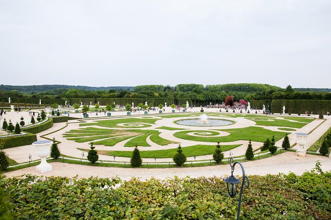 Versailles Château and Gardens Walking Tour from Paris by Train - What happens at the palace entrance