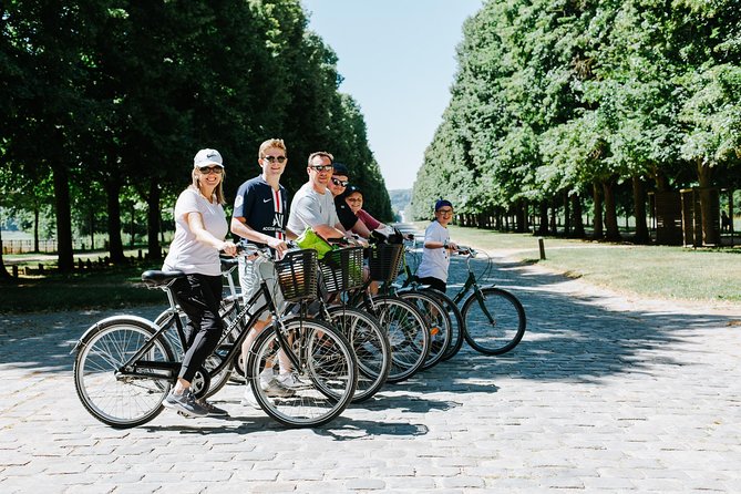 Versailles Domain Bike Tour with Palace Entry by Train from Paris - The Versailles market and your picnic lunch