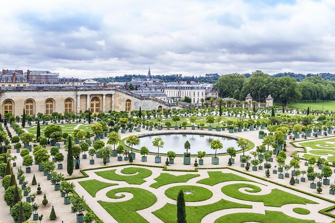 Versailles Palace and Gardens Half Day Guided Tour from Paris - One hour in the gardens